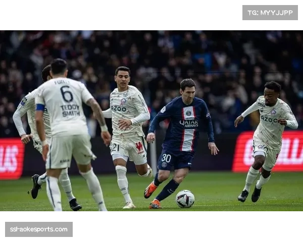 里昂13连胜的启示：团队足球能否挑战巴黎的巨星政策？